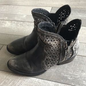 Circle G by Corral Women's Black Distress Bootie